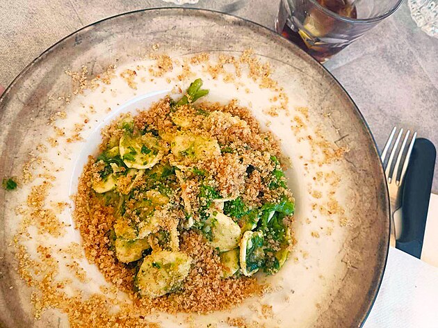 Orecchiette con le cime di rapa je klasick� recept tohoto kraje s velm� specifickou a nezam�nitelnou chut�. No uznejte, kdy jste u n�s naposledy jedli tu��nov� listy?