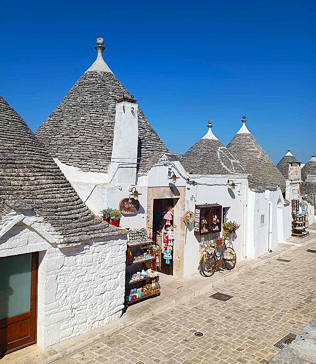 Trulli jsou naprosto magick�. Kdy� se ocitnete v k�ivolak�ch uli�k�ch Alberobella, p�ipad�te si jako v n�jak� poh�dkov� zemi.