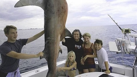 Hezká fotka z rodinného výletu na moře, že? Navíc, úlovek je přece žralok,...
