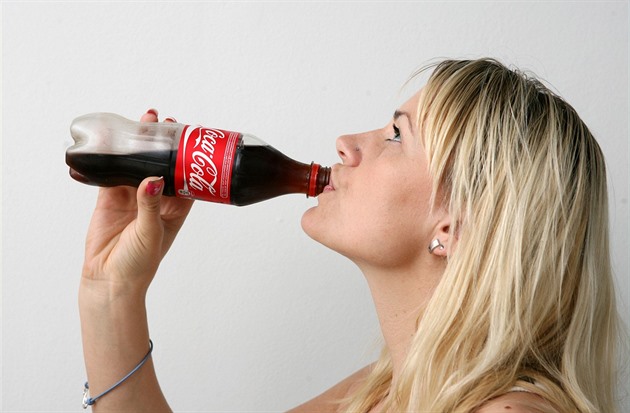 Coca Cola je super - osví, nakopne, chutná. Víte ale, co ve skutenosti dlá...