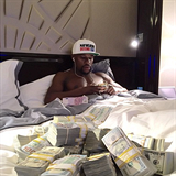 Mayweather se doslova top v penzch.