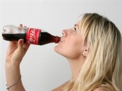 Coca Cola je super - osví, nakopne, chutná. Víte ale, co ve skutenosti dlá...