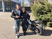 Drsný motorká a policistka. Frýd s Malárovou byli zajímavý pár.