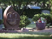 Bobbi Kristina má zatím vedle náhrobního kamene své matky kvtiná.