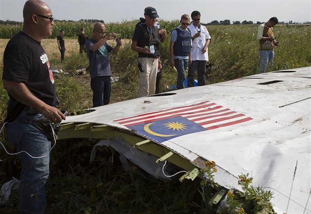 Malajsijtí vyetovatelé prohlíejí spolu s pozorovateli OBSE trosky Boeingu...