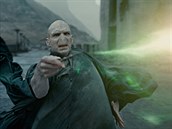 Lord Voldemort umírá v jednasedmdesáto letech.