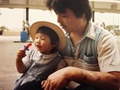 Fotografie z doby, kdy byla Diana jet malá a otec il s rodinou.