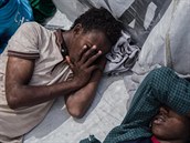 Uprchlíci vtinou v táborech hned usnou, kdekoliv. Moc zdravého spánku si...