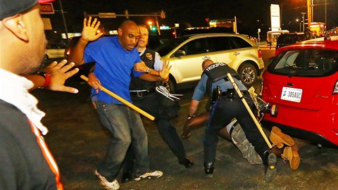 V St. Louis protestují lidé v ulicích proti policejní brutalit.
