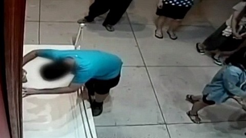 Chlapec zavrávoral a ud�lal v obraze díru o velikosti p�sti.
