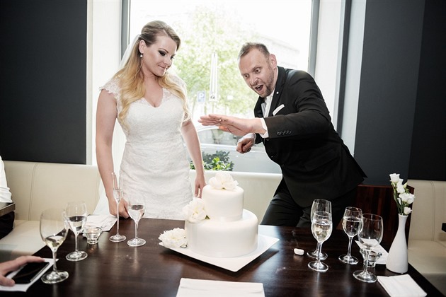 Svatební dort se nekrájel noem, ale rukou.