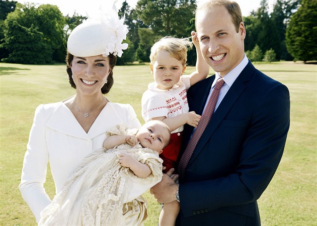 Kate, Charlotte, George a William na fotografii ze ktin mal princezny.
