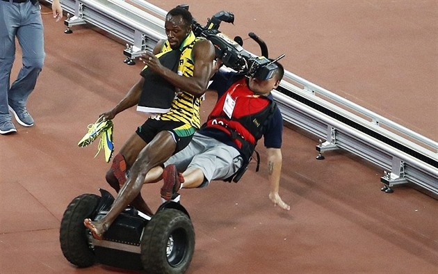 Usain Bolt padá k zemi.