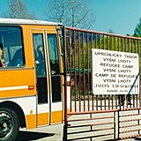 Na historickk fotografii z 90. let piv autobus uprchlky do tbora ve...