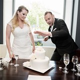Svatební dort se nekrájel nožem, ale rukou.