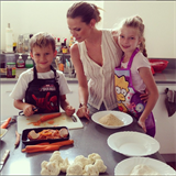 Verešová jako vzorná maminka učí vařit i své děti.