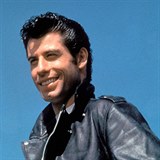 John Travolta jako fešák Denny v muzikálu Pomáda.