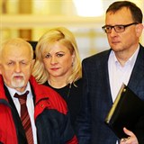 Jana Nečasová a Petr Nečas jdou k soudu.