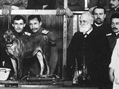 Ivan Petrovi Pavlov se svým týmem a s jedním z pokusných ps.