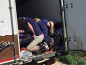 Obraz hanby: 71 b�enc� se udusilo v dodávce na ku�ata, v�etn� 4 d�tí. Umírali...