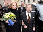Václav Havel se po boku své eny usmívá. Kdyby vdl, jak bude nakládat po jeho...