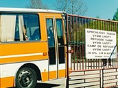 Na historickék fotografii z 90. let piváí autobus uprchlíky do tábora ve...