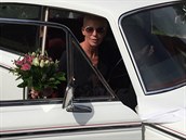 Kateina Kornová chytila svatební kytici.