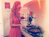 Takto vypadá Andrea Vereová s vaekou v ruce na Sardinii, kde je se svou...
