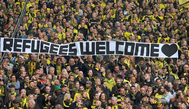 Fanouci nmeckého klubu Borussia Dortmund vytáhli transparent proti vylouení...