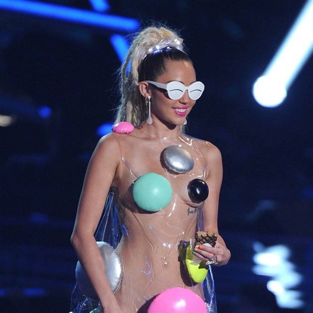 Miley ve svém lentilkovém kostýmu.
