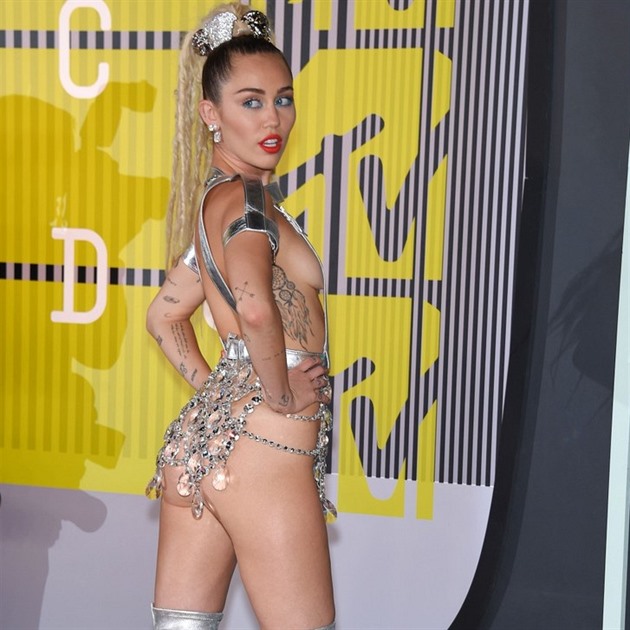To by nebyla Miley, aby nešla s kůží na trh.