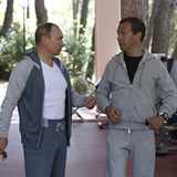 Vladimir Putin a Dimitrij Medvedv v posilovn v Soi.