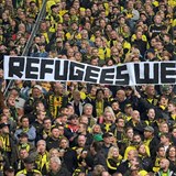 Fanouci nmeckho klubu Borussia Dortmund vythli transparent proti vylouen...