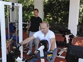 Vladimir Putin a Dimitrij Medvedv v posilovn v Soi.