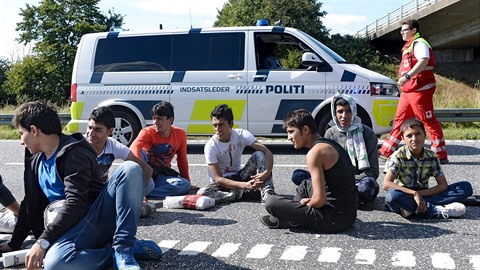 Po uzavení dálnice mezi Nmeckem a Dánskem musí uprchlíci ekat, co bude dál..