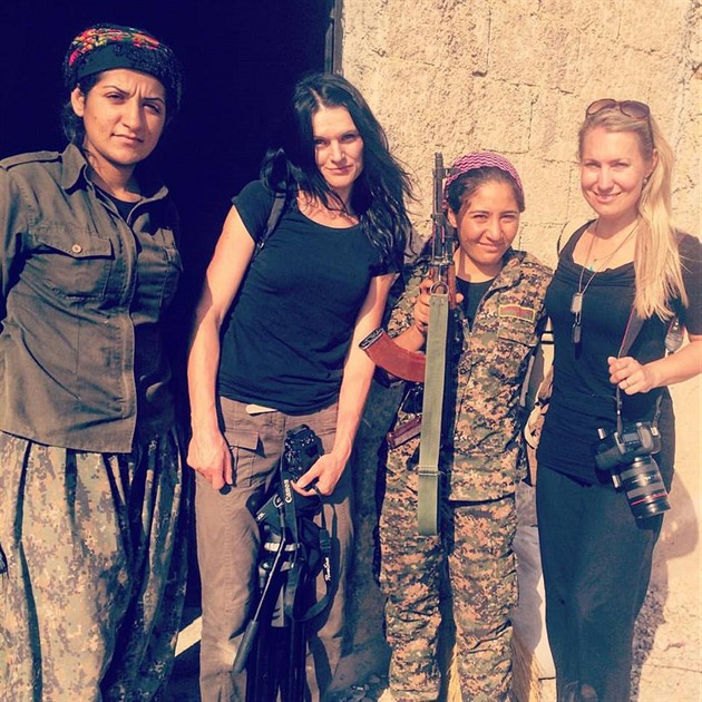„Další členky Femisphery, syrská větev,“ popisuje snímek s úsměvem Klicperová.