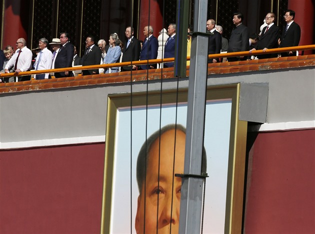 Státníci se pehlídky zúastnili na tribun nad portrétem Mao Ce-tunga.