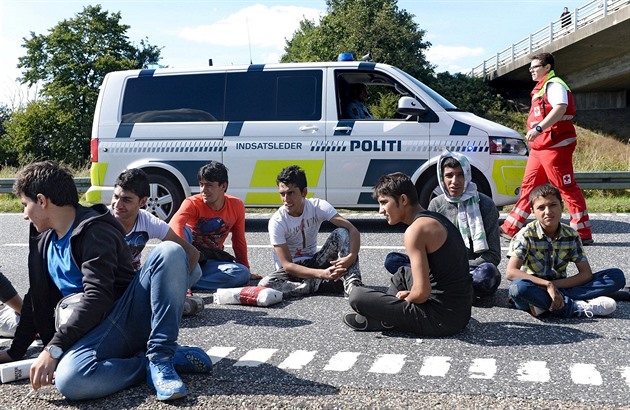Po uzavení dálnice mezi Nmeckem a Dánskem musí uprchlíci ekat, co bude dál..