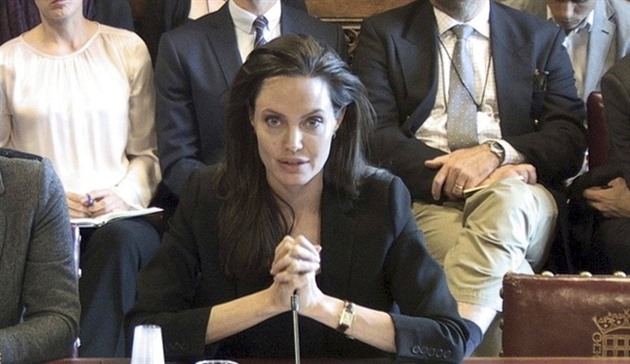 Angelina Jolie se postarala o zpestení zasedání britského parlamentu....