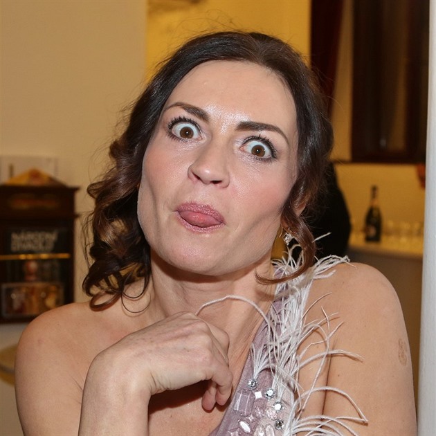 Hanka sice vtipkuje, do smíchu jí asi ale moc není...