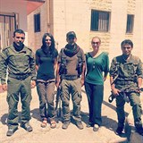 Lenka Klicperov a Markta Kutilov s bojovnky YPG.