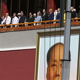Sttnci se pehldky zastnili na tribun nad portrtem Mao Ce-tunga.