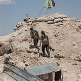 Kurdsk bojovnice odchzej do zkopu na hldku.