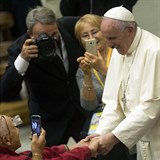 Pape Frantiek vyzval evropsk farnosti k pomoci uprchlkm