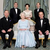 Královna Alžběta se svými dětmi a s manželem.  Zleva shora: princ Andrew,...