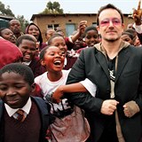 Zpvk Bono bhem jedn ze svch charitativnch akc.