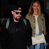 Cameron je s man�elem Benjim viditeln� v pohod�. Zakr�v� ko�il� a ta�kou...