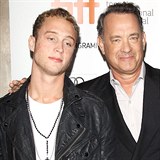 Chet spolu s otcem Tomem Hanksem. MOn e prv on je jednm z mla, kte...