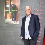 Miroslav Donutil u plaktu k serilu Doktor Martin.