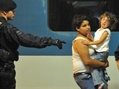Policie o vlacích v�d�la a byla dob�e p�ipravena.